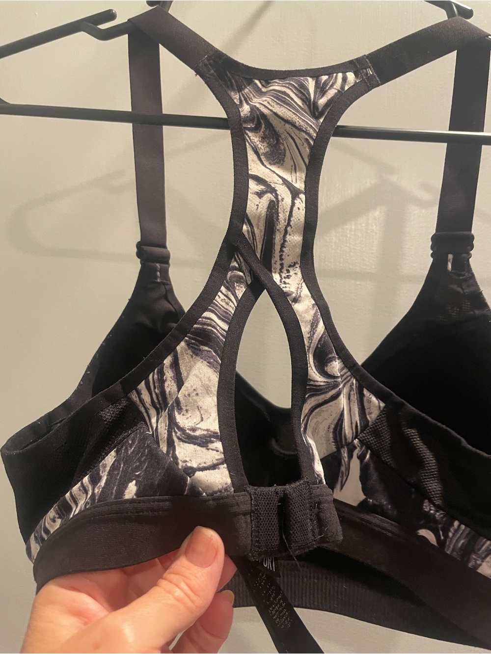 Victoria Sport Racerback Marble-Print Sports Bra - Black & White size 34B - Picture 4 of 7